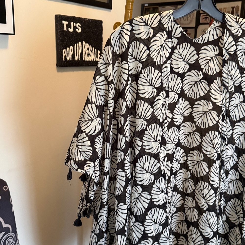 Black and White Leaf Patterned Kimono - Picture 4 of 5